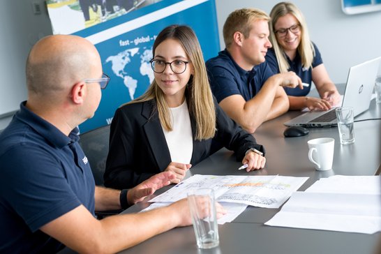 SGS Industrial Services Teambesprechung im Office 4 SGS-Teammitglieder in einer Besprechung im Office