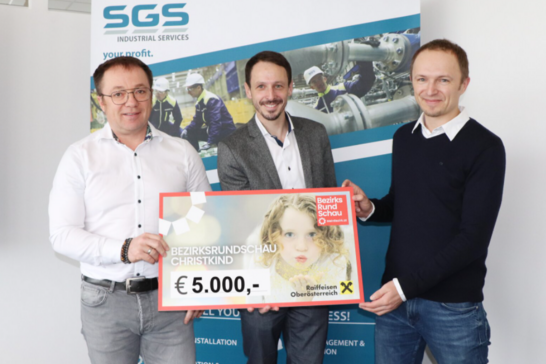 Christian Gittmaier (li.) und Andreas Hofinger (re.) übergaben im Namen der SGS Industrial Services den Spendenscheck an Andreas Osterkorn, Geschäftsstellenleiter der BezirksRundSchau Schärding.