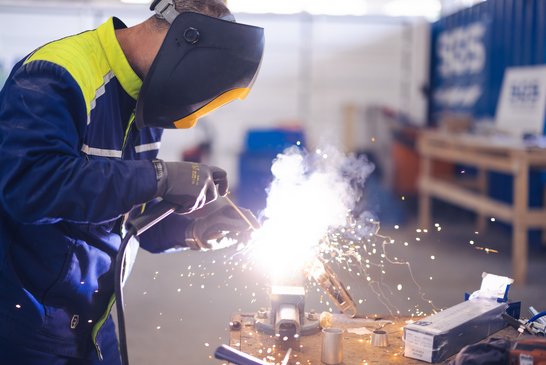 [Translate to Englisch:] SGS Mitarbeiter beim Schweißen