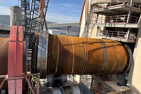 [Translate to Englisch:] Kranhub des Ofenschusses 247 Tonnen ©SCHWENK Zement