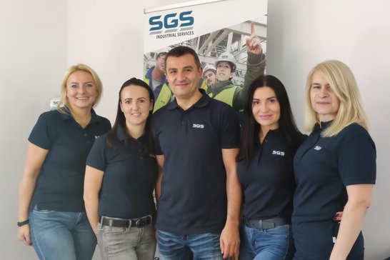 Das SGS-Office-Team, rund um Niederlassungsleiterin Edyta Wajdzik (2te von rechts im Bild), freut sich über die neuen, modernen Arbeitsplätze.
